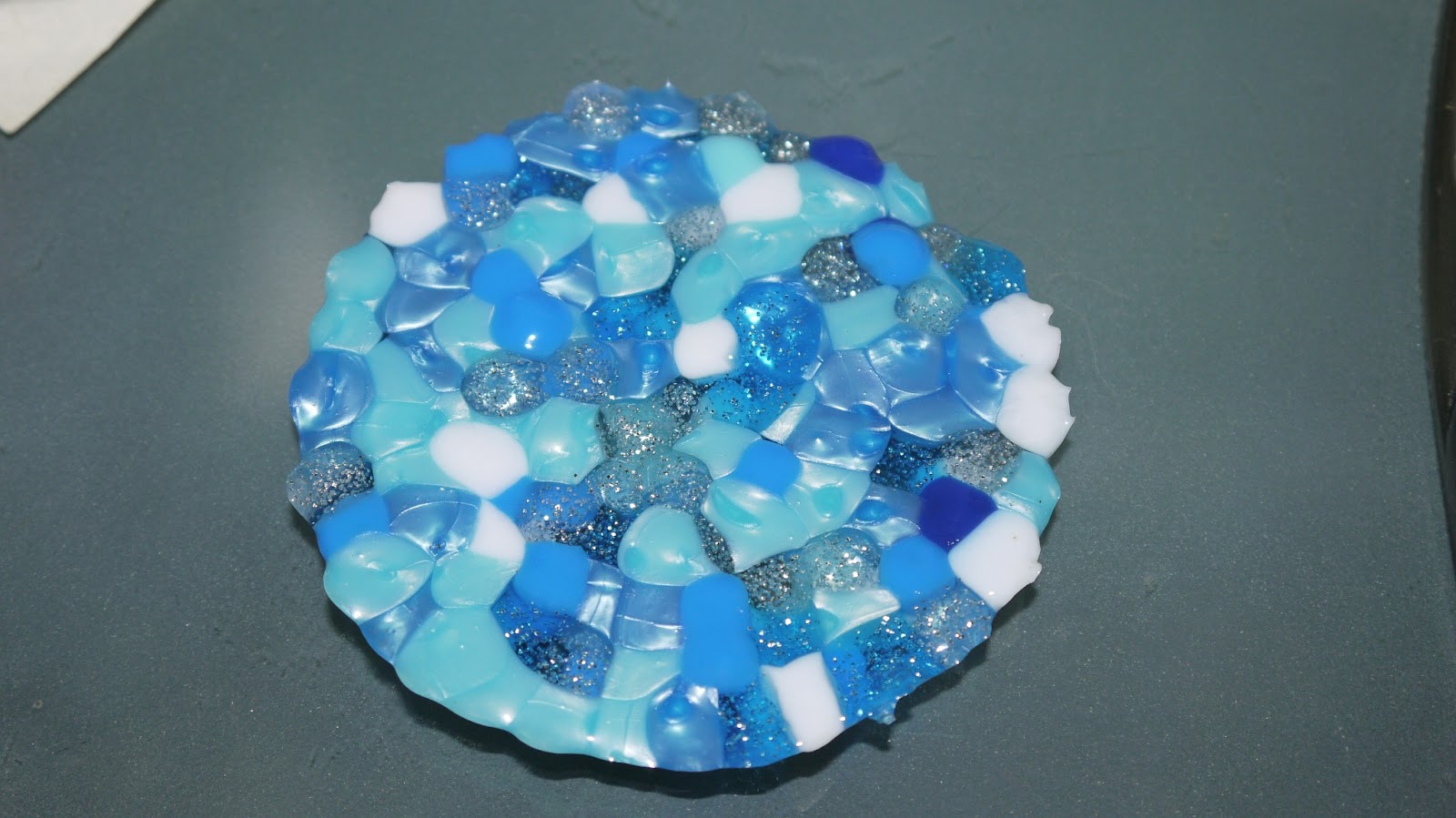 on the button Melting plastic in the microwave oven.