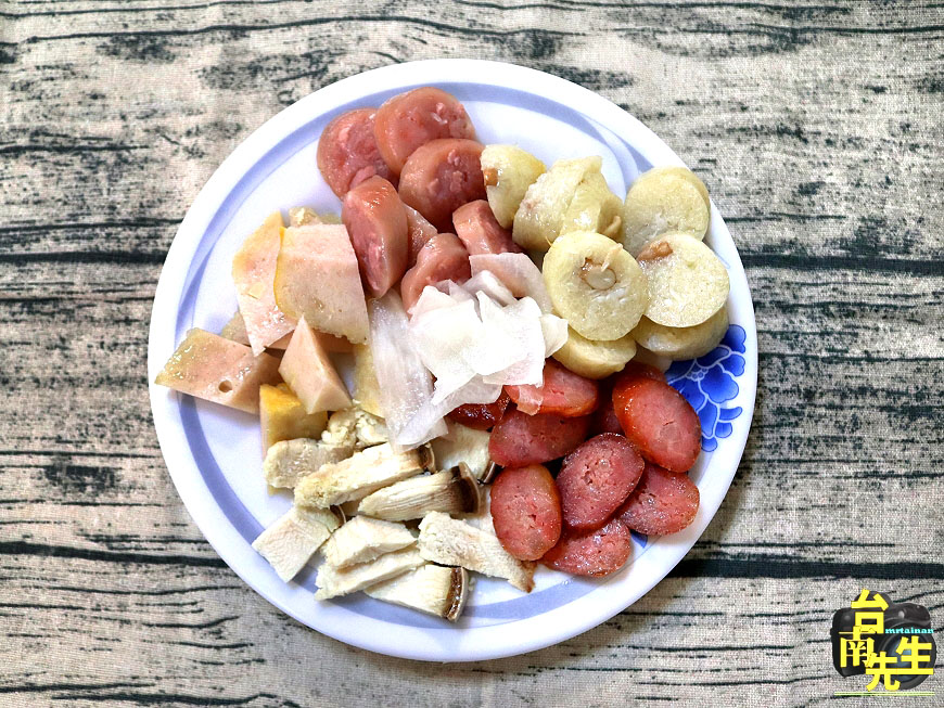 台南香腸熟肉/80多年老店傍晚才營業/當天採買新鮮食材備料/用餐時段必客滿/在地人帶路沒有觀光客/老台南人回憶中的傳統古早味