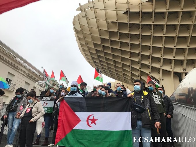 Los saharauis toman el centro de Sevilla para mostrar su apoyo a la RASD y al Frente Polisario. 