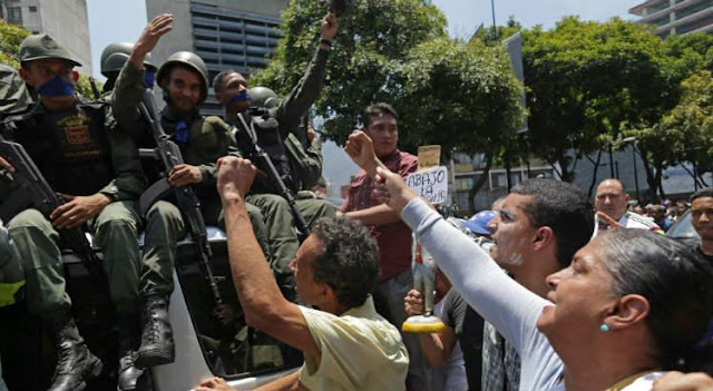 Cerca de 40 militares venezuelanos pedem asilo na embaixada brasileira