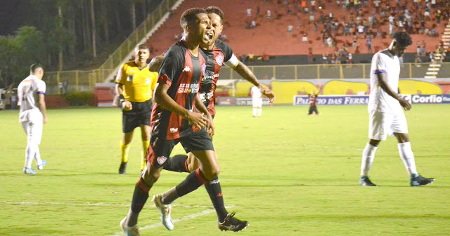 Vitória vence o Paraná e deixa zona do rebaixamento da Série B