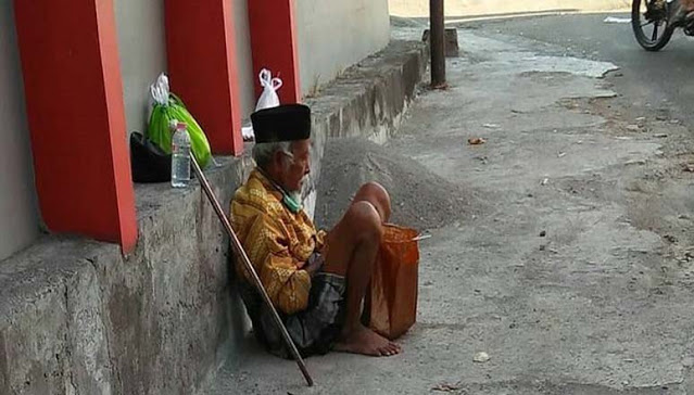 Tak Punya Uang untuk Pulang ke Kota Asal, Kakek Ini Hidup Menggelandang dan Tidur di Emperan Toko