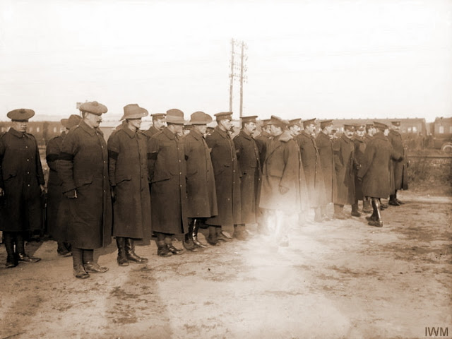 Отряд солдат из корпуса военной полиции во время инспекции начальства.  Лагерь в Этапле, декабрь 1916 года