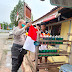 Polsek Jayapura Utara Kobarkan Spirit Nasionalisme Sambil Bagi-Bagi Bendera Merah Putih