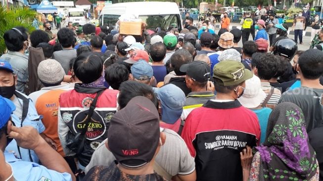 Soal Kerumunan Bagi-bagi Sembako Jokowi, Elite PD: Satpol PP Berwenang Membubarkan, Kenapa Diam Saja?!