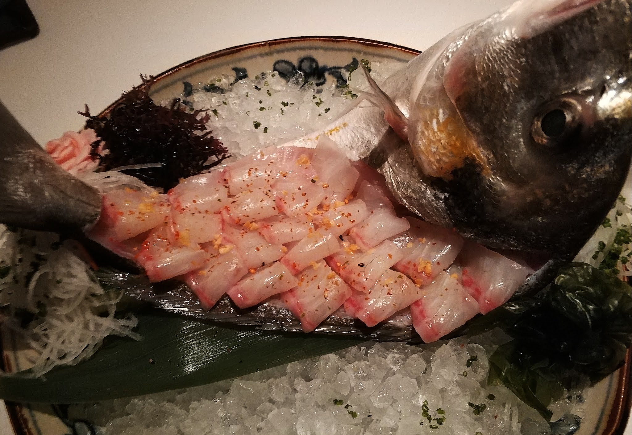 Kabuki Raw pescado, corte japonés, aliño bilbaíno // Finca Cortesín / Septiembre del 2021