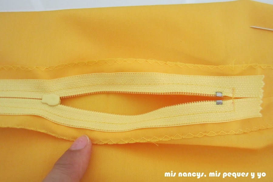 mis nancys, mis peques y yo, tutorial DIY funda de cojín sencilla con cremallera y volante, abrir cremallera antes de coser