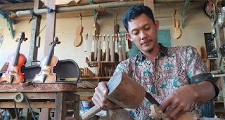 Pak Ngatmin, 26, merupakan pelopor pembuatan biola dari bambu di Indonesia, bahkan di Asia dan Dunia.