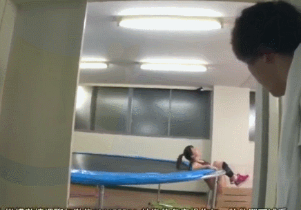 트램펄린에 끼어버린 처자 - 디쁠