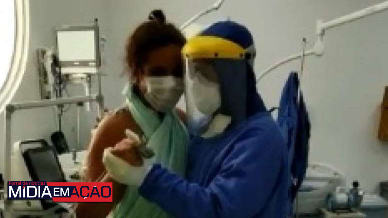 Paciente com coronavírus que viralizou em vídeo ao dançar com médico em Petrolina tem cura clínica