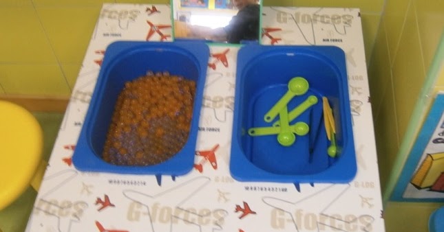 LA CLASE DE MIREN: mis experiencias en el aula: MESA DE LUZ: TRASVASE