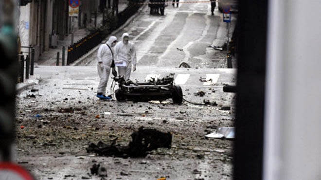 Πανικός στο κέντρο της Αθήνας από ισχυρή έκρηξη σε παγιδευμένο αυτοκίνητο (βίντεο και φωτό)