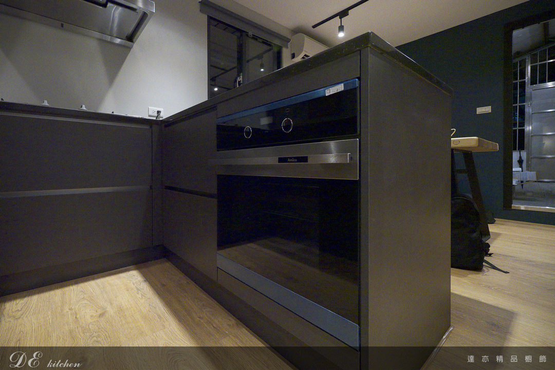 廚房設計|工業風格 ㄇ字型廚房|Amica 嵌入式烤箱「EBF-8551 AAT」|達亦精品櫥飾