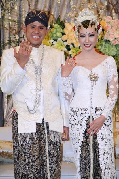  Kebaya Akad Nikah Nuansa Warna Putih Modern Kumpulan 