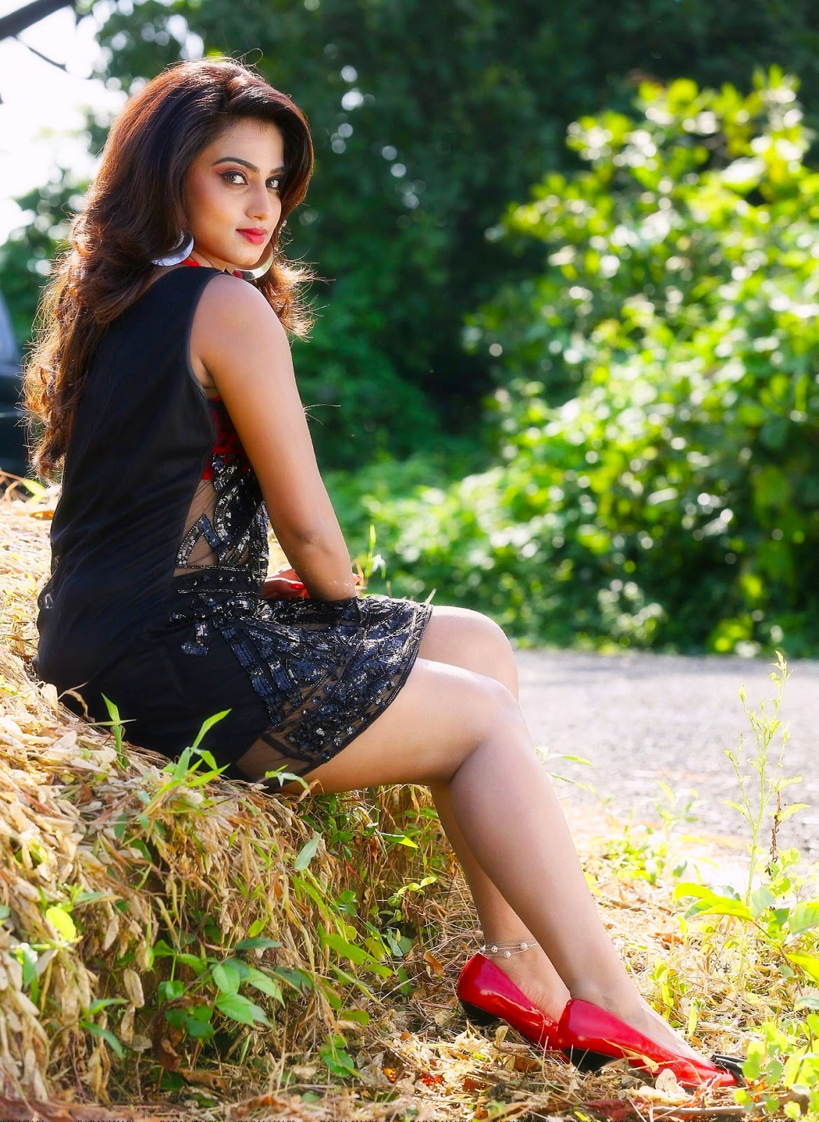 Beauty Galore HD Dimple Chopade In Tiny Short Flaunting Meaty Legs