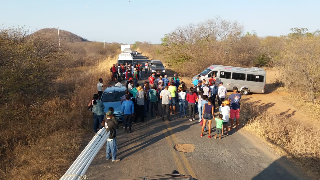 Em Bom Jesus da Lapa, motoristas de vans fecham a BA -160 em protesto contra lei do Governo Federal Em Bom Jesus da Lapa, motoristas de vans fecham a BA -160 em protesto contra lei do Governo Federal