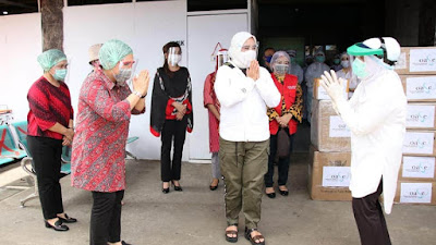 Ibu Rita Dampingi Ibu Tri Tito Karnavian Salurkan APD Bantuan OASE di RS