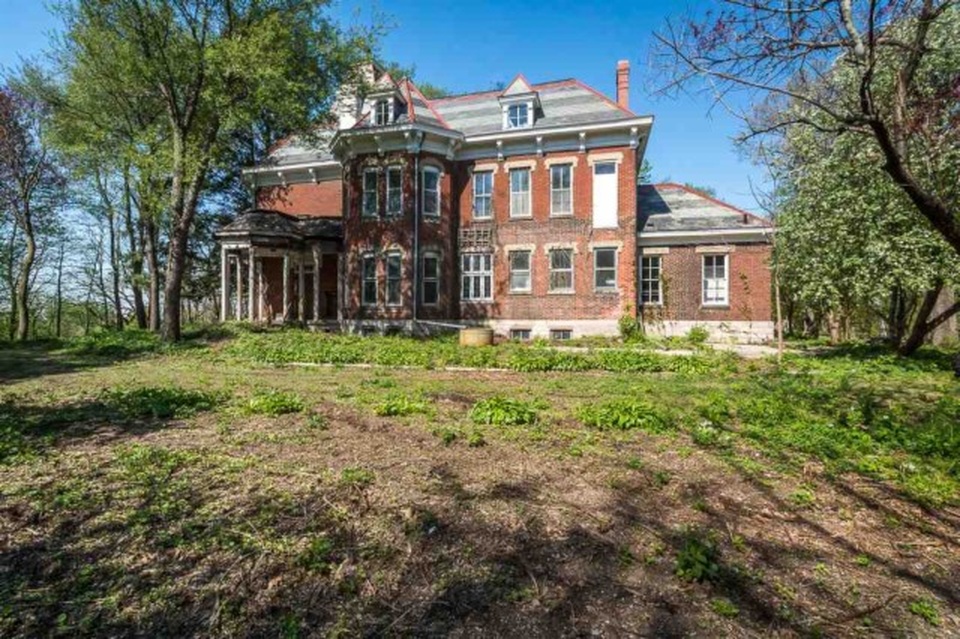 From City to Suburbia 1012 N Marquette St Davenport, IA 52804