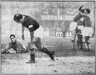 Bologna - Roma 3-1, 26-11-1961. Bulgarelli (10) abbracciato da Renna (7) e Vinicio dopo il terzo gol.