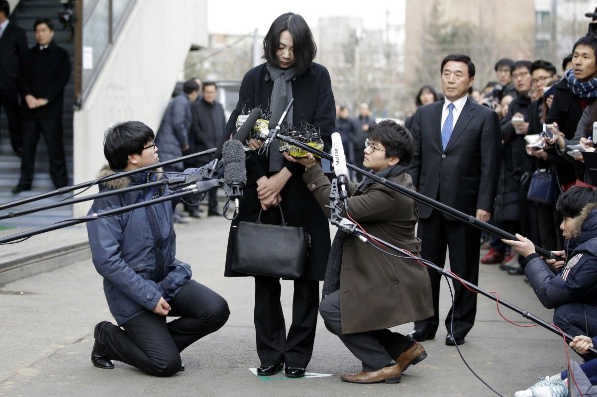 Heather Cho Hyun-ah de Korean Air responde a los periodistas a su llegada al juzgado por el incidente de la macadamia