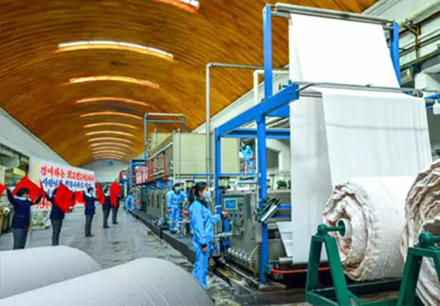Motivational performances at Pyongyang Kim Jong Suk Silk Mill