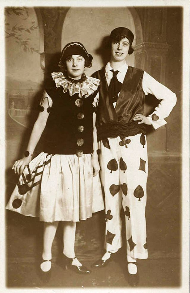 29 Cool Pics of Girls Dressed Up For Halloween From the 1920s Vintage
