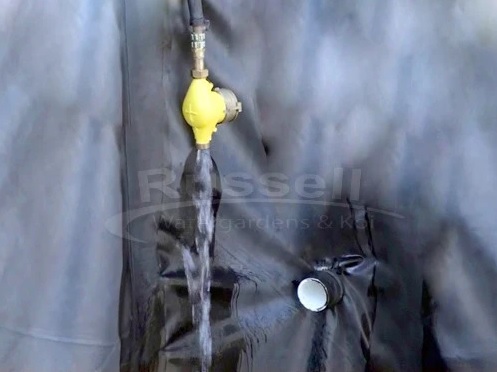 Bơm nước vào ao sau khi lót màng HDPE hoàn tất