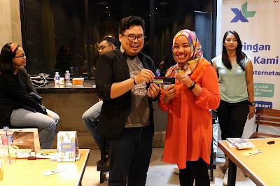 Penyerahan hadiah door prize bedah buku The Best Of India Penyerahan hadiah door prize bedah buku The Best Of India