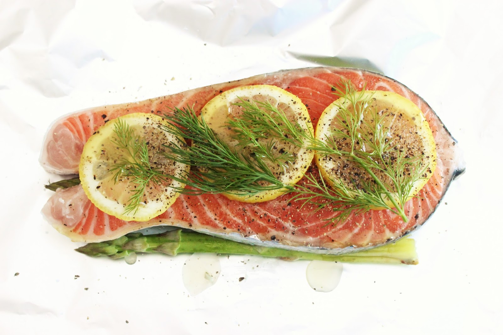 Salmón en "papillote", con Espárragos Verdes Las Recetas de Marichu