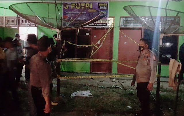 Seorang suami ini sangat Sadis, pasalnya ia tega menghabisi nyawa istrinya sendiri lalu kemudian ia bunuh diri di rumah kontrakan mereka di kawasan Nagari Saok Laweh, Kecamatan Kubung, Kabupaten Solok, Sumatera Barat, pada Minggu (1/11/2020).   Sebelum peristiwa berdarah itu terjadi, pasangan suami-istri itu yaitu suami istri bernama Yusrial, 47, dan Suriantina, 40, terlibat cekcok masalah anak.   "Diduga pemicu aksi pembunuhan dan bunuh diri itu berawal dari pertengkaran masalah anak," kata Kasat Reskrim Polres Solok AKP Deny Akhmad Hamdani di Arosuka, Senin (2/11/2020).  Selain itu, ia menyatakan keributan yang terjadi pada Minggu sore tersebut dipicu karena Suriantina tidak mau mengasuh anak Yusrial karena bukan anak kandung sang istri.   Hal itu membuat Yusrial gelap mata dan melakukan aksi pembunuhan. Informasi sementara, Yusrial menusuk perut istrinya dengan senjata tajam dan tewas di kamar mandi rumah kontrakannya.  Namun setelah itu, Yusrial juga menghabisi nyawanya sendiri dengan senjata tajam yang telah digunakannya untuk membunuh istri sirinya itu.   "Sang suami bunuh diri dengan pisau yang digunakan melukai istrinya dengan cara menggorok leher sendiri dan tewas di lokasi yang sama dalam kamar mandi," jelasnya.  Informasi yang membuat ramai masyarakat Saok Laweh itu baru diketahui sekitar pukul 16.30 WIB, Minggu (1/11/2020)  Warga pun berdatangan menyaksikan peristiwa tersebut ke tempat kejadian perkara (TKP). Kemudian, setelah melakukan olah TKP dan memasang garis polisi, jasad suami-istri tersebut dibawa ke RS Muhammad Natsir Kota Solok untuk dilakukan tindakan visum. (Tyo)