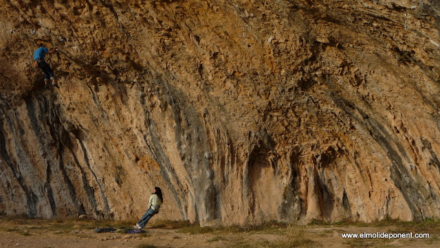 escalando en la cova gran de Santa Linya