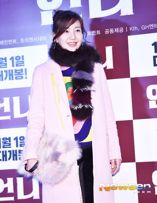 Actress Lee Ah Hyun shares pictures of the hoarding of supplies in