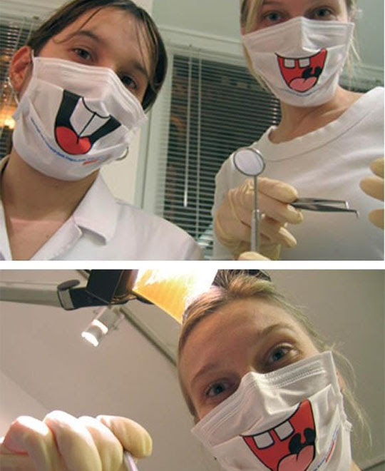 Photo : 治療中の患者さんが苦痛を紛らし、口を開けていられるよう、デザインに配慮した歯科医のためのマスク ! !