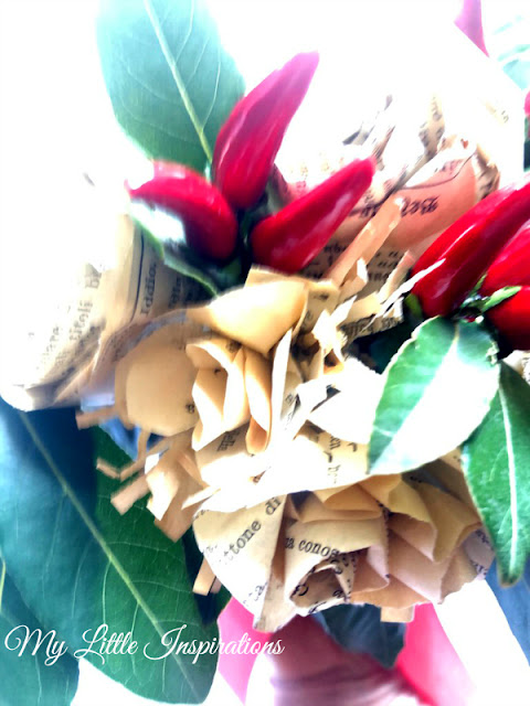 Bouquet di fiori di carta (pagine di vecchi libri), peperoncini, foglie alloro 