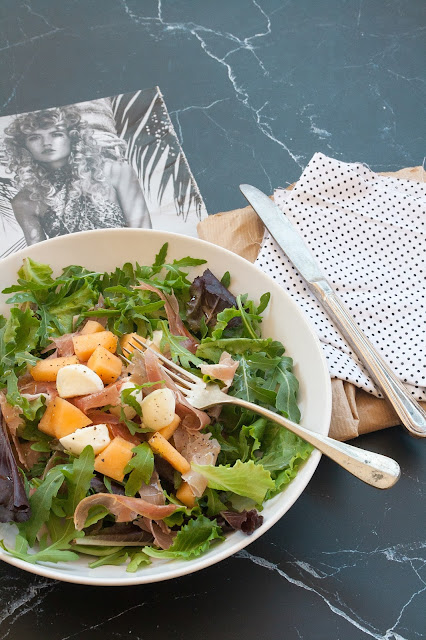 Insalata di misticanza, melone, mozzarelline e crudo