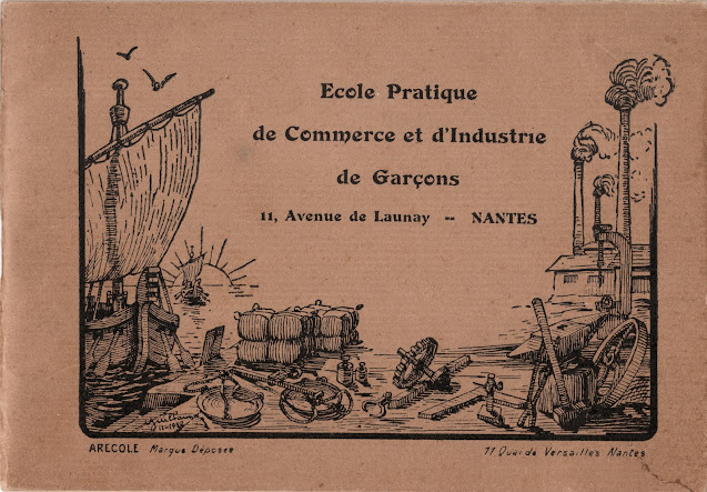 La couverture brune du carnet : une gravure de ballots de marchandises sur un quai, des outils et engins sont posés non loin, un navire s'éloigne dans le lointain.