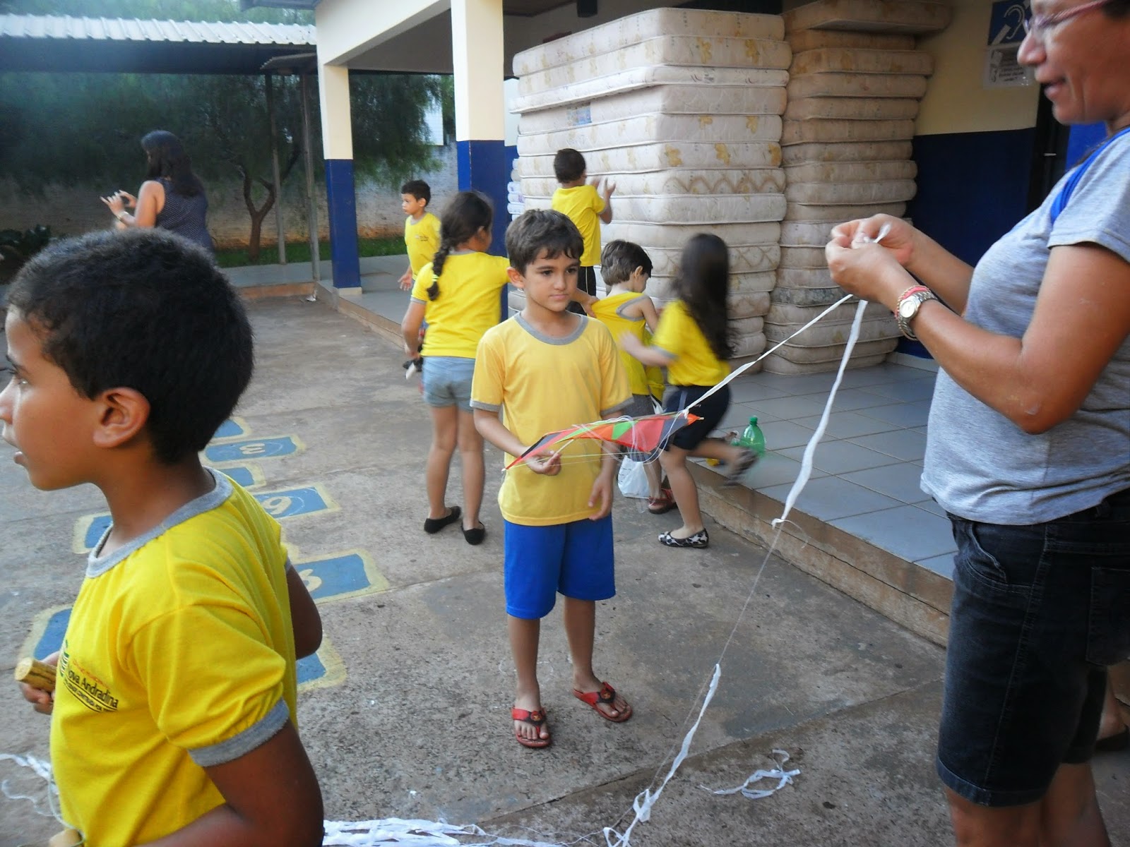 Escola Municipal Mundo da Criança : “Brincadeiras antigas e atuais”
