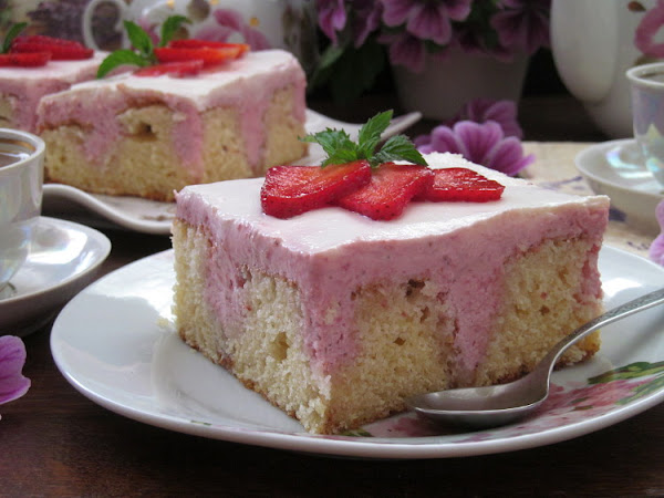 "Дырявый" пирог с творожно-клубничной начинкой