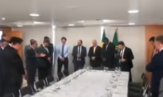 Bolsonaro tem momento de oração no Planalto: “Esse é um governo que ora pela nação”