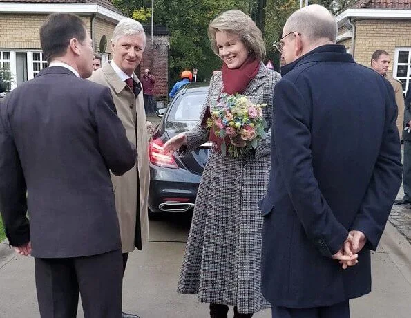 King Philippe and Queen Mathilde visited the Penitentiary Agricultural Center in Ruiselede and business Piano’s Maene. Natan coatdress.