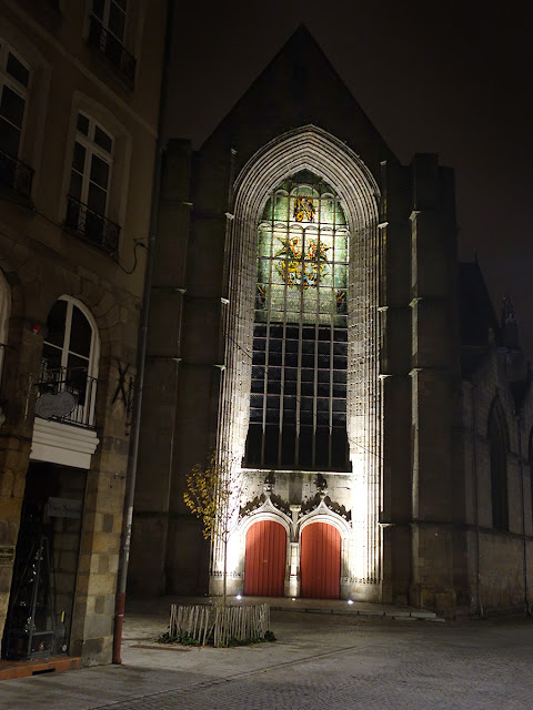 La vue de la façade de l'Église Saint-Germain depuis la rue du Vau Saint-Germain...