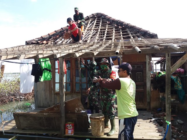 TNI Kodim 0716/Demak Bantu Perbaikan Rumah Warga Yang Rusak Akibat Angin Puting Beliung di Kecamatan Sayung