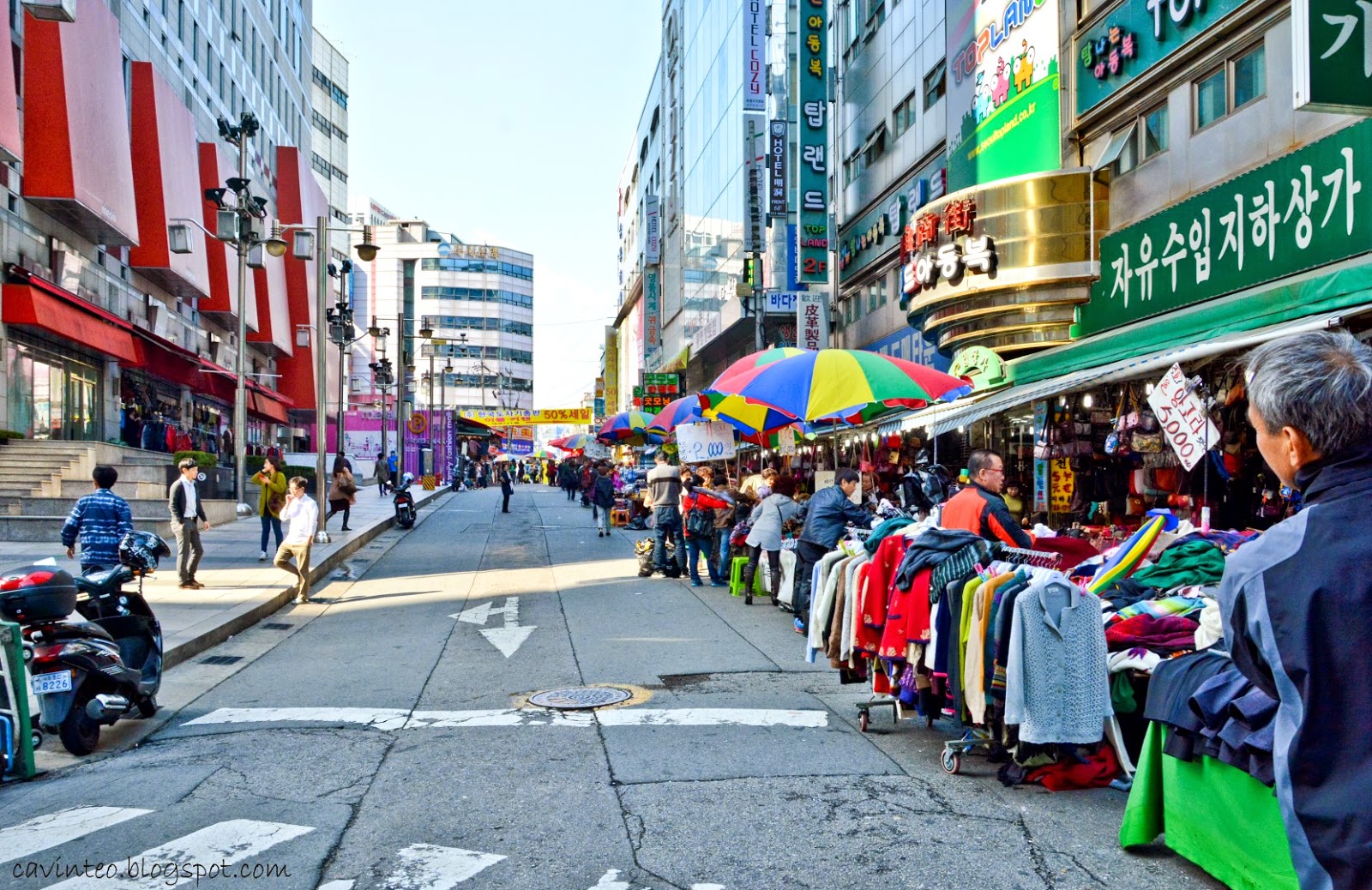 Корея южная время сейчас в сеуле точное. Рынок Намдэмун в Сеуле. Рынок Гванджанг Сеул. Сеул климат. Торговая улица Сеул.
