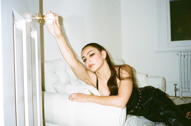 REVIEW: "How I'm Feeling Now" de Charli XCX