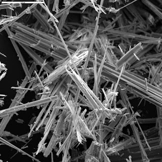 Asbest lifleri. Tarayıcı elektron mikroskobunda (SEM) elde edilmiş görüntü