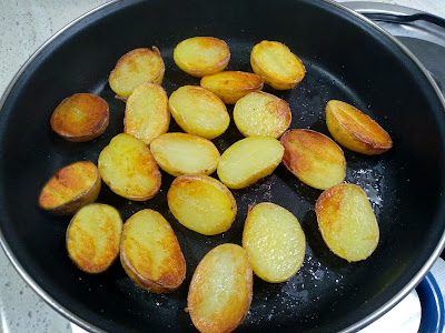 
patatas Salteadas Con Aliño De Pasta Tahini, Eneldo Y Limón
