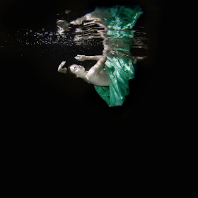 23-Cradle-Under-Water-Jenna-Martin-Surreal-Photographs-with-Underwater-Shots-www-designstack-co