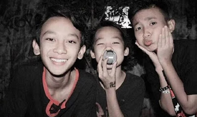 Artis Dunia Maya Artis Dunia Maya
