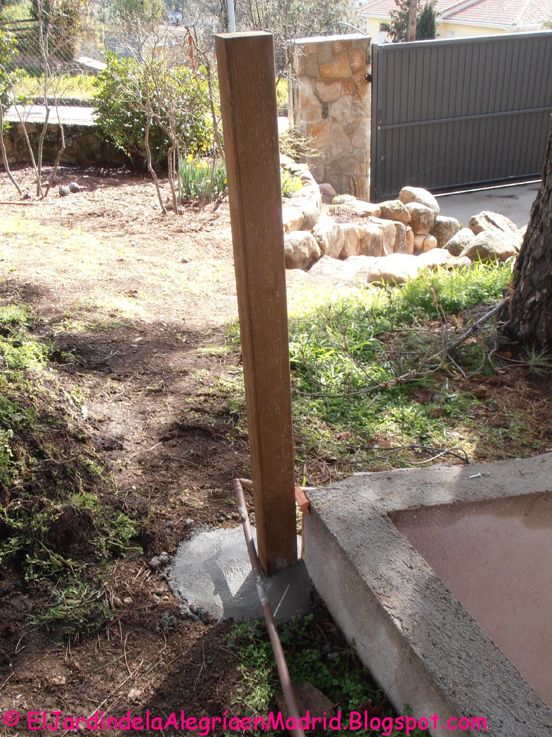 El jardín de la alegría : Instalación de una valla de madera en el