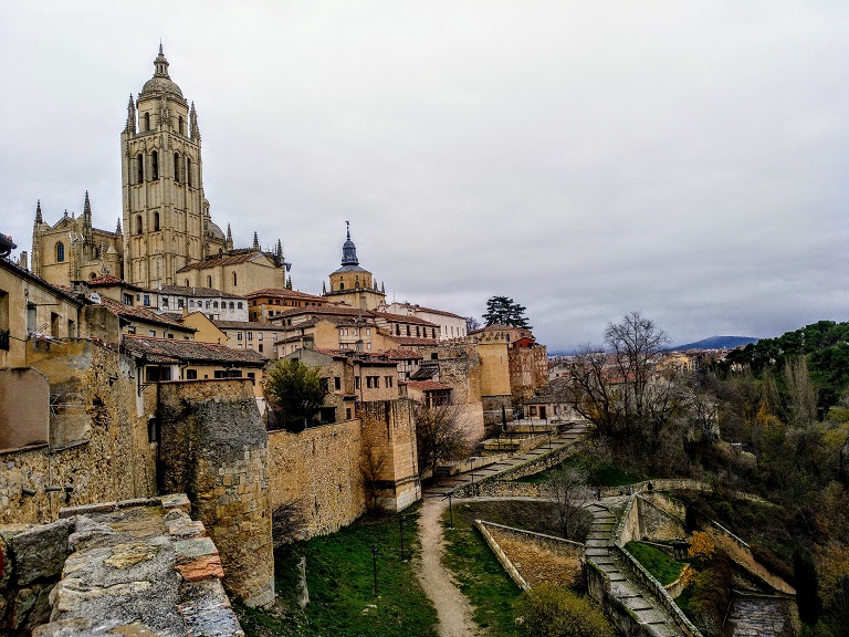 Cómo ir de Madrid a Segovia, tren, bus y excursión